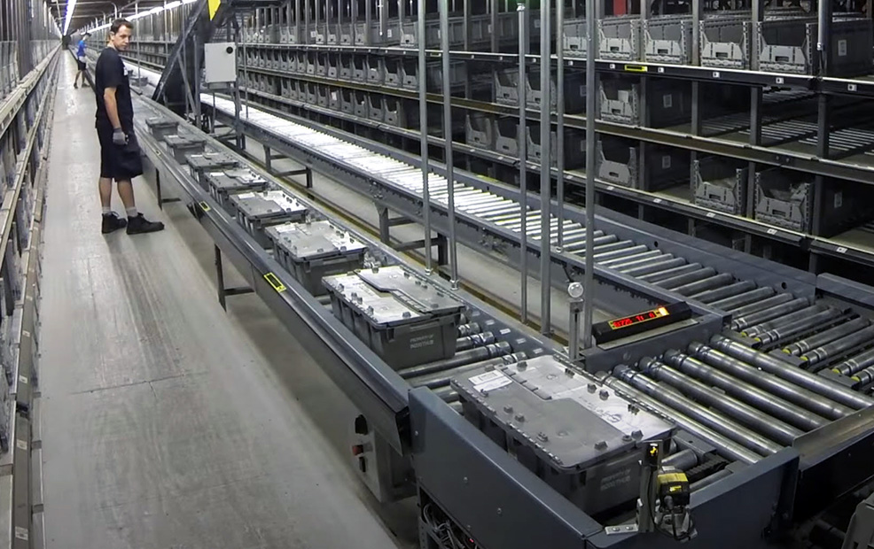 container routing system moving cartons to pick-to-light area